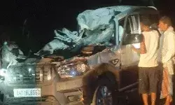 खड़े ट्रैक्टर से टकराई स्कॉर्पियो के उड़े परखच्चे- सड़क पर बिखर गई लाश