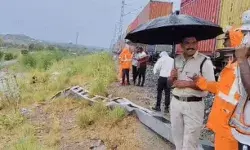 आंधी ने दिखाई अपनी ताकत- ट्रेन से हवा में उड़कर गिरे कंटेनर से... आंधी ने दिखाई अपनी ताकत- ट्रेन से हवा में उड़कर गिरे कंटेनर से...