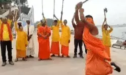 गंगा तट पर शस्त्रों का अभ्यास- मिले PM का आदेश तो संत करें पाक कूच