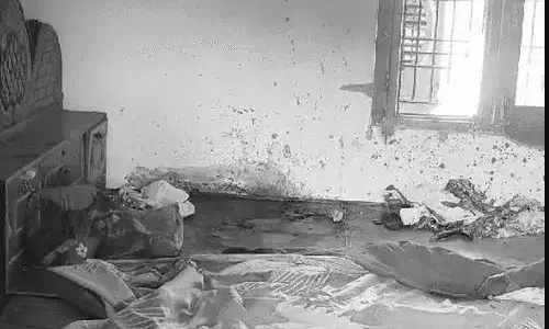 पत्नी को दूसरे की बाहों में देख खोया आपा- पति ने दोनों पर बजा दिया....