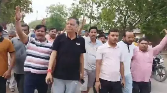 ऑपरेशन सिंदूर- सड़क पर जयकारा लगाते हुए निकले स्पीकर महाना ऑपरेशन सिंदूर- सड़क पर जयकारा लगाते हुए निकले स्पीकर महाना