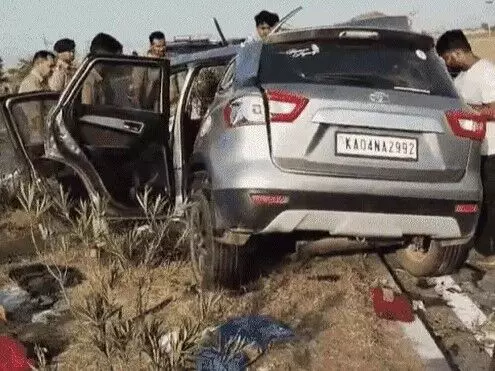 बेकाबू हुई कार की टक्कर से खाई में पलटा ट्रक- डाक्टर समेत 6 की मौत बेकाबू हुई कार की टक्कर से खाई में पलटा ट्रक- डाक्टर समेत 6 की मौत