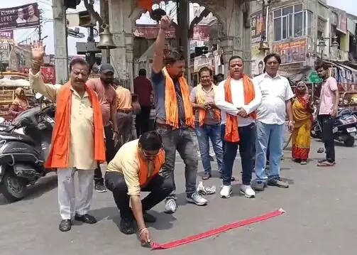 इंडियन आर्मी के कार्यवाही का समर्थन- घंटे घड़ियाल बजाकर मनाया जश्न इंडियन आर्मी के कार्यवाही का समर्थन- घंटे घड़ियाल बजाकर मनाया जश्न