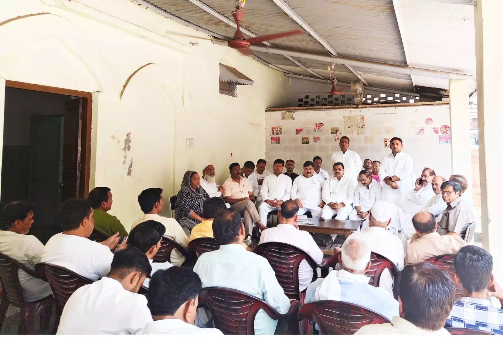 सपाइयों ने पाक पर एयर स्ट्राइक में सेना के पराक्रम को किया सैल्यूट सपाइयों ने पाक पर एयर स्ट्राइक में सेना के पराक्रम को किया सैल्यूट