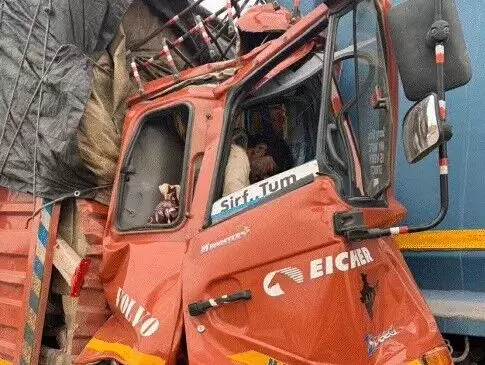 डंपर में घुसी तेज रफ्तार डीसीएम- केबिन में फंसे चालक और परिचालक डंपर में घुसी तेज रफ्तार डीसीएम- केबिन में फंसे चालक और परिचालक