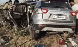 बेकाबू हुई कार की टक्कर से खाई में पलटा ट्रक- डाक्टर समेत 6 की मौत बेकाबू हुई कार की टक्कर से खाई में पलटा ट्रक- डाक्टर समेत 6 की मौत