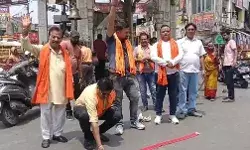 इंडियन आर्मी के कार्यवाही का समर्थन- घंटे घड़ियाल बजाकर मनाया जश्न