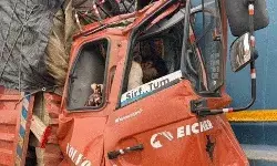 डंपर में घुसी तेज रफ्तार डीसीएम- केबिन में फंसे चालक और परिचालक