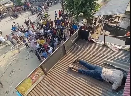 तार जोड़ रहे हलवाई को लगा जोरदार करंट- टीन शेड पर ही चली गई जान तार जोड़ रहे हलवाई को लगा जोरदार करंट- टीन शेड पर ही चली गई जान