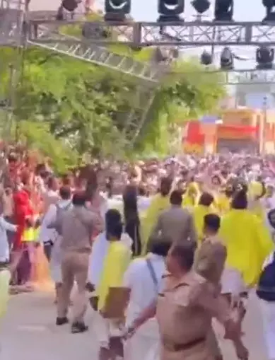 बाल बाल बचे प्रेमानंद महाराज- पदयात्रा के दौरान गिरने लगा था...