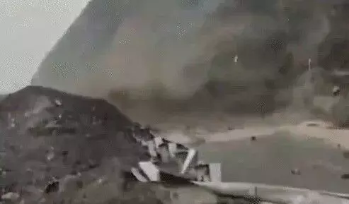 भारी बारिश से लैंड स्लाइड एवं मडस्लाइड- जम्मू श्रीनगर नेशनल हाईवे बंद भारी बारिश से लैंड स्लाइड एवं मडस्लाइड- जम्मू श्रीनगर नेशनल हाईवे बंद