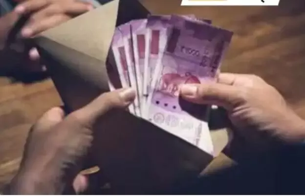 5 लाख रुपए की रिश्वत लेते पकड़ा गया एसीबी अधिकारी निकला फर्जी 5 लाख रुपए की रिश्वत लेते पकड़ा गया एसीबी अधिकारी निकला फर्जी
