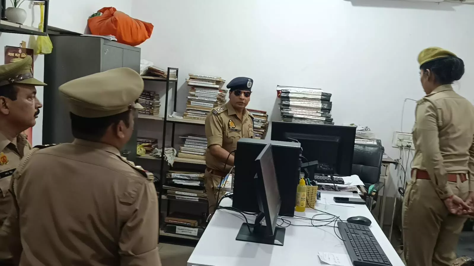 SSP ने दो थानों का औचक निरीक्षण कर व्यवस्था में सुधार के दिये निर्देश SSP ने दो थानों का औचक निरीक्षण कर व्यवस्था में सुधार के दिये निर्देश