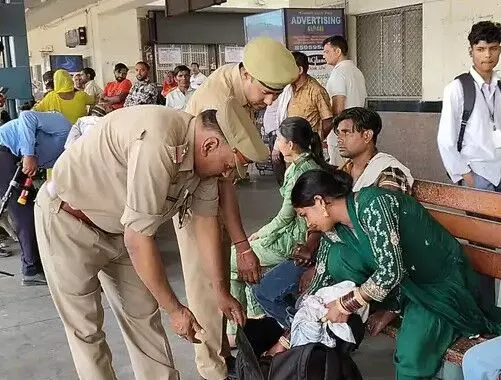 सुरक्षा के मददेनजर रेलवे स्टेशन पर पहुंची डॉग स्क्वायड- GRP RPF LIU... सुरक्षा के मददेनजर रेलवे स्टेशन पर पहुंची डॉग स्क्वायड- GRP RPF LIU...