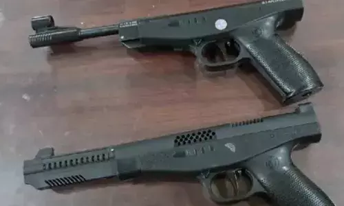दो एयरगन के साथ राम मंदिर दर्शन मार्ग पर पकड़ा गया युवक