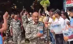 खाना खाने के लिए ढाबे पर रुके फौजियों का लोगों ने किया स्वागत-बरसाए फूल