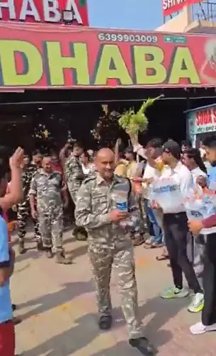 खाना खाने के लिए ढाबे पर रुके फौजियों का लोगों ने किया स्वागत-बरसाए फूल खाना खाने के लिए ढाबे पर रुके फौजियों का लोगों ने किया स्वागत-बरसाए फूल