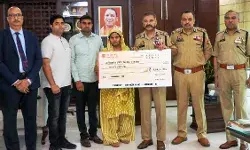 इनामी का मुकाबला करते शहीद निरीक्षक के परिजनों को DGP ने दिया चेक इनामी का मुकाबला करते शहीद निरीक्षक के परिजनों को DGP ने दिया चेक