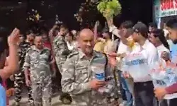 खाना खाने के लिए ढाबे पर रुके फौजियों का लोगों ने किया स्वागत-बरसाए फूल खाना खाने के लिए ढाबे पर रुके फौजियों का लोगों ने किया स्वागत-बरसाए फूल