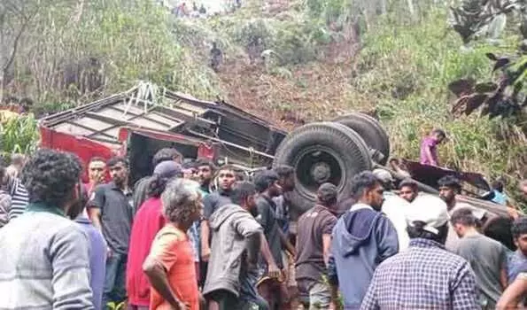 सड़क हादसे में 11 लोगों की हुई मौत- दर्जनों से ज्यादा लोग घायल सड़क हादसे में 11 लोगों की हुई मौत- दर्जनों से ज्यादा लोग घायल