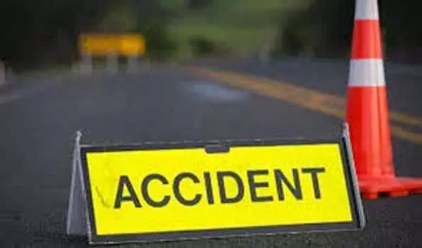 ट्रक और मोटरसाइकिल की टक्कर में पति-पत्नी और बेटी की मौत ट्रक और मोटरसाइकिल की टक्कर में पति-पत्नी और बेटी की मौत