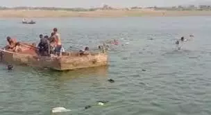पर्यटकों की नाव डूबने से 7 लोगों की मौत, दर्जनों लोग घायल पर्यटकों की नाव डूबने से 7 लोगों की मौत, दर्जनों लोग घायल