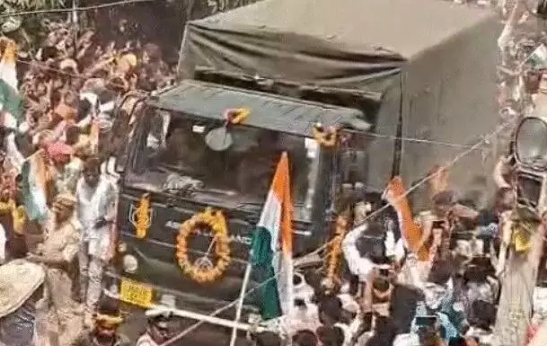 PAK गोलीबारी में शहीद का शव गांव पहुंचा- खबर सुनते ही पत्नी हुई बेसुध PAK गोलीबारी में शहीद का शव गांव पहुंचा- खबर सुनते ही पत्नी हुई बेसुध