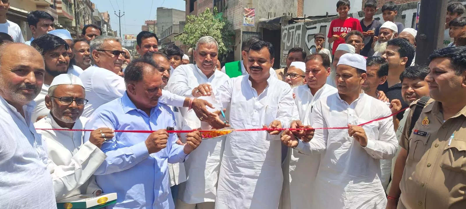 सपा सांसद ने लोगों के चलने फिरने की राह की आसान- 20 साल से जर्जर.. सपा सांसद ने लोगों के चलने फिरने की राह की आसान- 20 साल से जर्जर..