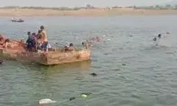 पर्यटकों की नाव डूबने से 7 लोगों की मौत, दर्जनों लोग घायल पर्यटकों की नाव डूबने से 7 लोगों की मौत, दर्जनों लोग घायल