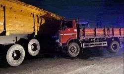 ट्रक और ट्रेलर की टक्कर के बाद सड़क हुई खून से लाल- चली गई दर्जन से... ट्रक और ट्रेलर की टक्कर के बाद सड़क हुई खून से लाल- चली गई दर्जन से...