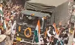 PAK गोलीबारी में शहीद का शव गांव पहुंचा- खबर सुनते ही पत्नी हुई बेसुध