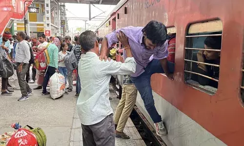 जम्मू से लौट रही ट्रेनें फुल- बॉथरूम तक में लोग- खिड़कियों का..
