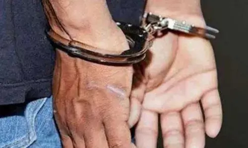 भारत में रहकर पाकिस्तान के समर्थन में पोस्ट- एक गिरफ्तार दूसरे की तलाश