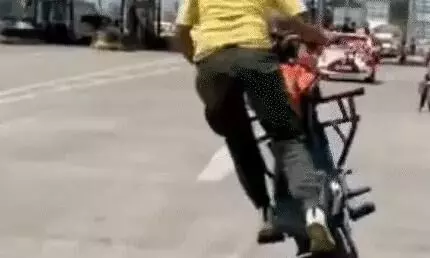 हाईवे पर सर्कस-बाइक पर व्हील स्टंट कर युवक ने खतरे में डाली अन्य की जान हाईवे पर सर्कस-बाइक पर व्हील स्टंट कर युवक ने खतरे में डाली अन्य की जान