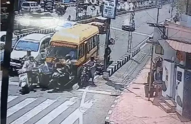 सिग्नल पर 8 गाड़ियों के साथ बस ने लेडी डॉक्टर को कुचला- मौके पर भगदड़ सिग्नल पर 8 गाड़ियों के साथ बस ने लेडी डॉक्टर को कुचला- मौके पर भगदड़