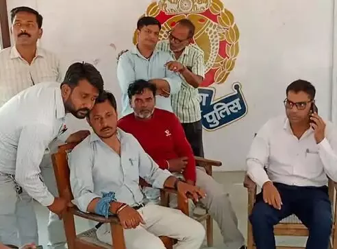 कनेक्शन काटने गई टीम पर चाकू से हमला - दो कर्मचारी घायल कनेक्शन काटने गई टीम पर चाकू से हमला - दो कर्मचारी घायल