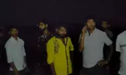 नदी में पलटी नाव- एक ही परिवार के साथ लोग डूबे- मौके पर चीख पुकार नदी में पलटी नाव- एक ही परिवार के साथ लोग डूबे- मौके पर चीख पुकार