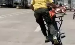 हाईवे पर सर्कस-बाइक पर व्हील स्टंट कर युवक ने खतरे में डाली अन्य की जान हाईवे पर सर्कस-बाइक पर व्हील स्टंट कर युवक ने खतरे में डाली अन्य की जान