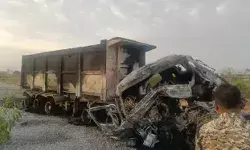 ट्रक के साथ हुई टक्कर के बाद गिट्टी भरे ट्रक में लगी आग- जिंदा जला....