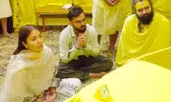 संन्यास के बाद खाली हुए विराट प्रेमानंद महाराज से मिलने पहुंचे संन्यास के बाद खाली हुए विराट प्रेमानंद महाराज से मिलने पहुंचे