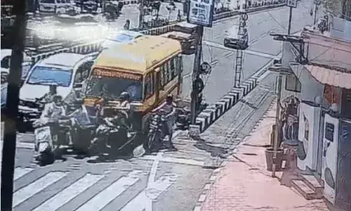 सिग्नल पर 8 गाड़ियों के साथ बस ने लेडी डॉक्टर को कुचला- मौके पर भगदड़