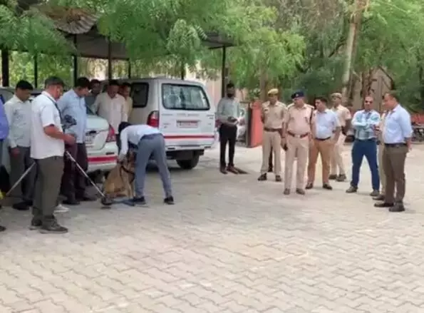 बारां, अलवर व प्रतापगढ़ कलेक्ट्रेट के साथ स्टेडियम को उड़ाने की धमकी बारां, अलवर व प्रतापगढ़ कलेक्ट्रेट के साथ स्टेडियम को उड़ाने की धमकी