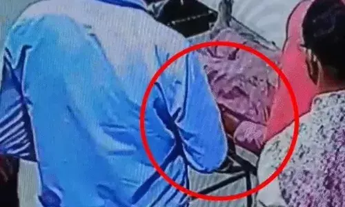 कफन चोर निकले अस्पताल के कर्मचारी ने महिला के शव से सोने के कंगन चुराएं