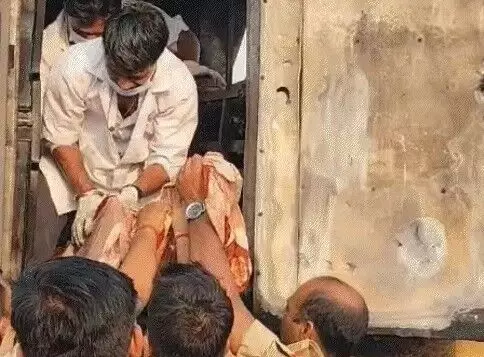 सड़क पर दौड़ती AC बस बनी आग का गोला- पांच लोग जिंदा जले- पिता के... सड़क पर दौड़ती AC बस बनी आग का गोला- पांच लोग जिंदा जले- पिता के...