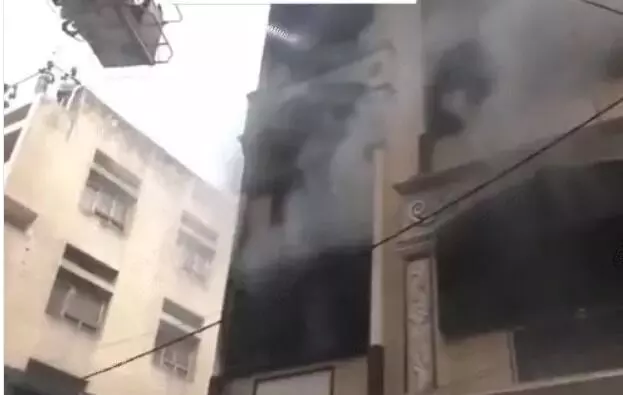 बेगम बाजार इलाके की तीन मंजिला बिल्डिंग में आग- रेस्क्यू जारी बेगम बाजार इलाके की तीन मंजिला बिल्डिंग में आग- रेस्क्यू जारी