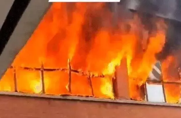 दिल्ली यूनिवर्सिटी के कॉलेज में लगी आग- फायर ब्रिगेड की 11 गाड़ियां.. दिल्ली यूनिवर्सिटी के कॉलेज में लगी आग- फायर ब्रिगेड की 11 गाड़ियां..
