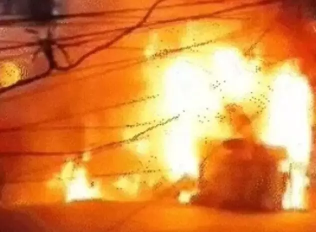 दो ट्रकों की टक्कर के बाद 1 ट्रक में लगी आग- ड्राइवर की जिंदा जलकर मौत दो ट्रकों की टक्कर के बाद 1 ट्रक में लगी आग- ड्राइवर की जिंदा जलकर मौत