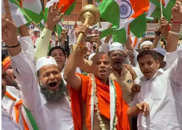 तिरंगा यात्रा में बड़ी संख्या में शामिल हुए मुस्लिम समाज के लोग तिरंगा यात्रा में बड़ी संख्या में शामिल हुए मुस्लिम समाज के लोग