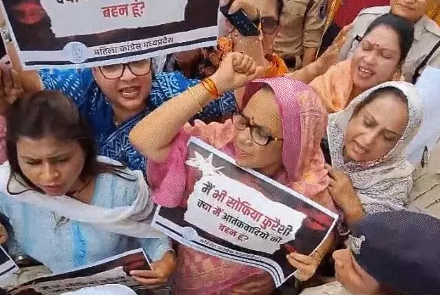 मंत्री के बंगले पर जा रही महिला कांग्रेस कार्यकर्ताओं को पुलिस ने रोका मंत्री के बंगले पर जा रही महिला कांग्रेस कार्यकर्ताओं को पुलिस ने रोका