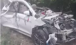 शादी से लौट रही अर्टिगा में ट्रक ने मारी टक्कर- 1 ही परिवार के 5 की मौत शादी से लौट रही अर्टिगा में ट्रक ने मारी टक्कर- 1 ही परिवार के 5 की मौत